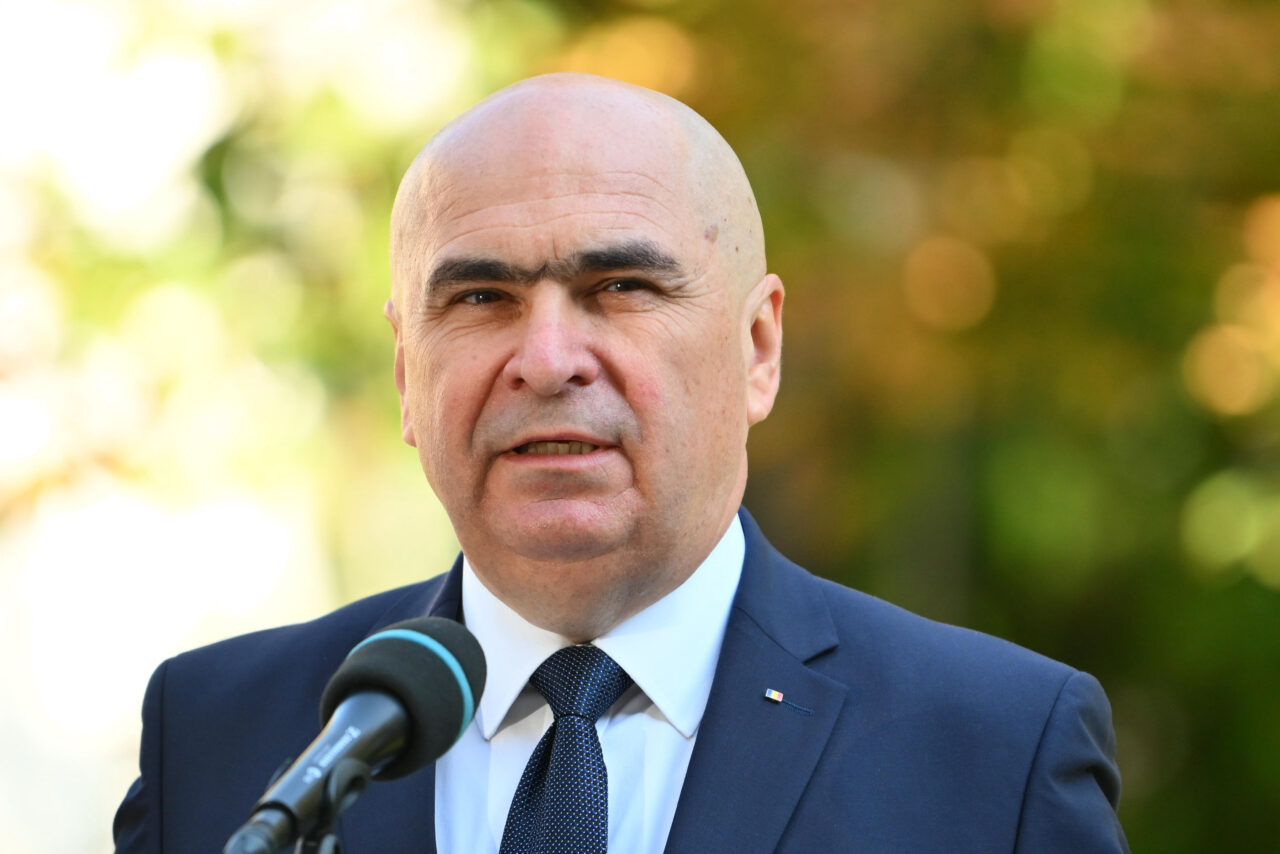 Urgențele României sau „urgențele” lui Ilie Bolojan. Cum a trecut premierul demis, în trei luni de vară, de la „vă dau afară din partid dacă votați Guvernul Veștea” la „țara are nevoie urgentă de Guvernul Mureșan, votați-l!”