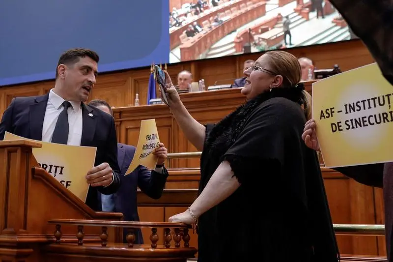 Șoșoacă pare că vrea să îngroape securea războiului și îl invită pe Simion să facă front comun pentru alegeri anticipate și suspendarea lui Nicușor Dan