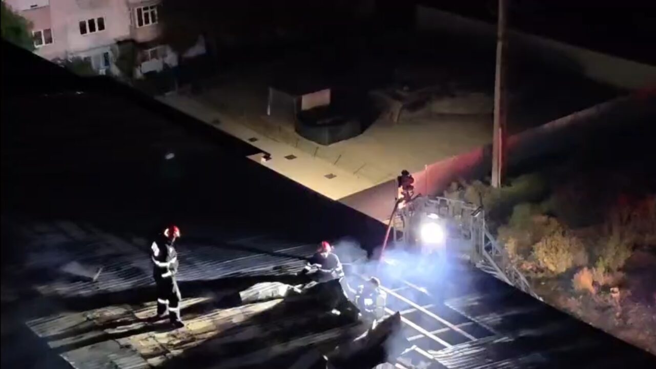 Panică în Balș, după ce un bloc a luat foc. Locatarii au fost evacuați