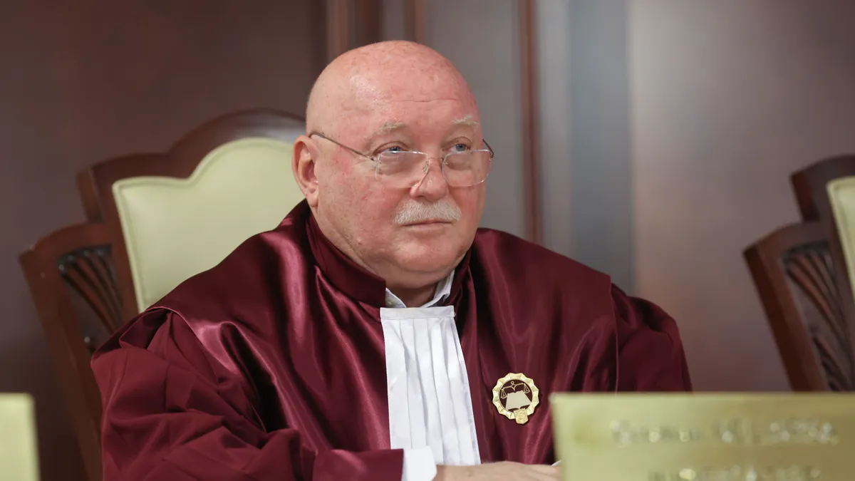 Un judecător CCR, implicat într-un nou scandal. Este acuzat că a fost într-o deplasare cu un avion privat, alături de mai mulți oameni de afaceri și politicieni