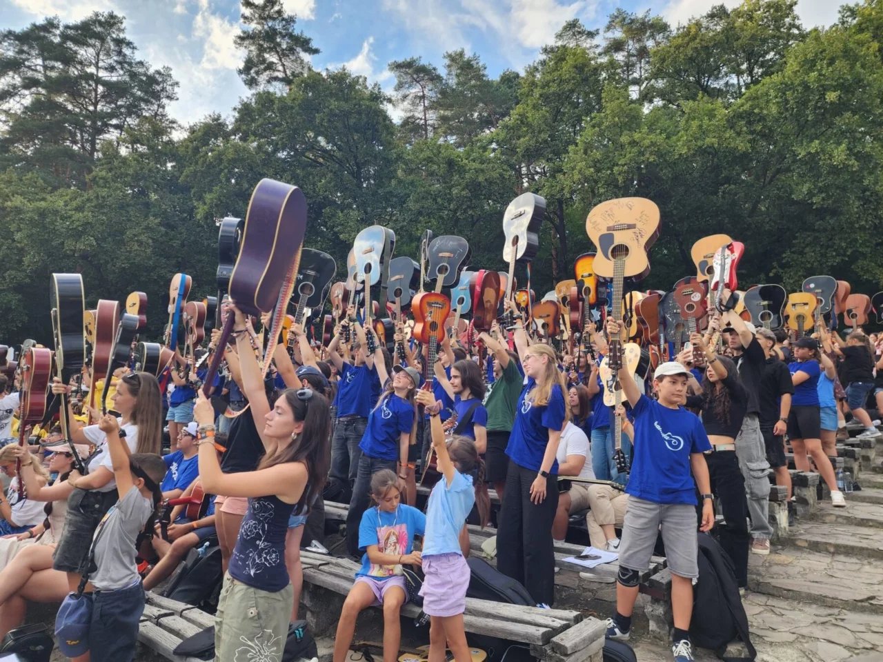 Record fabulos la Guitar Meeting Festival. Peste 1.200 de chitariști, inclusiv Adi Despot și Alin Dincă, au cântat la unison