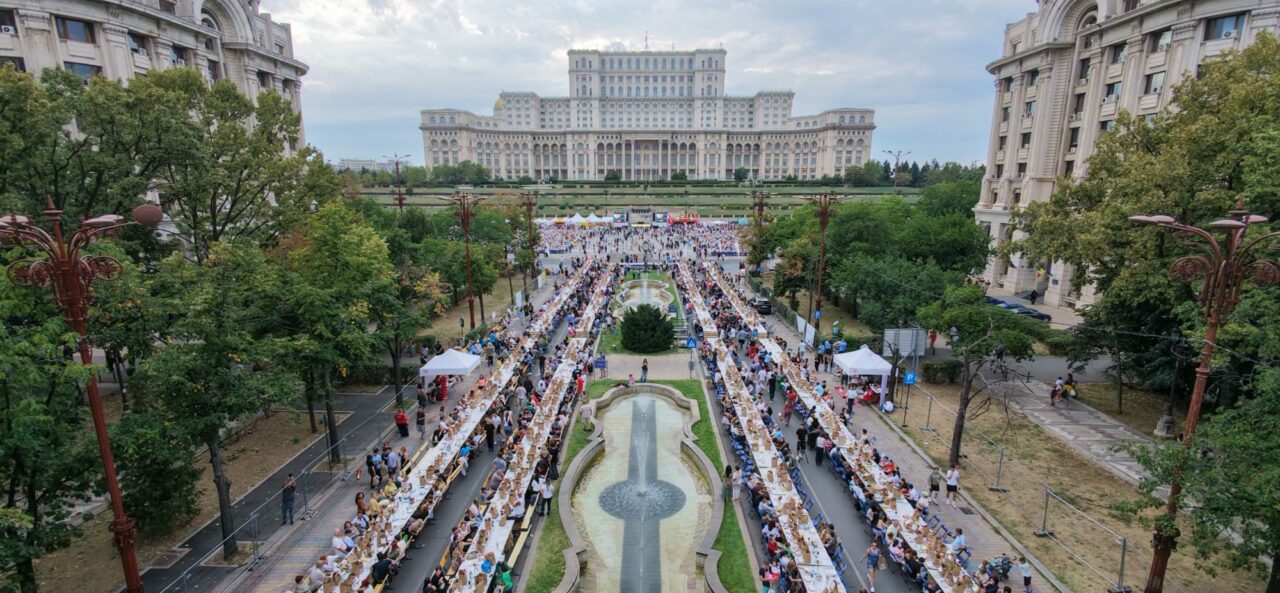 Bucureștiul, în Cartea Recordurilor: 20.000 de oameni au mâncat împreună la o masă lungă de 5,4 km. Ciucu: „A fost o mare sufragerie aici, în centrul orașului”