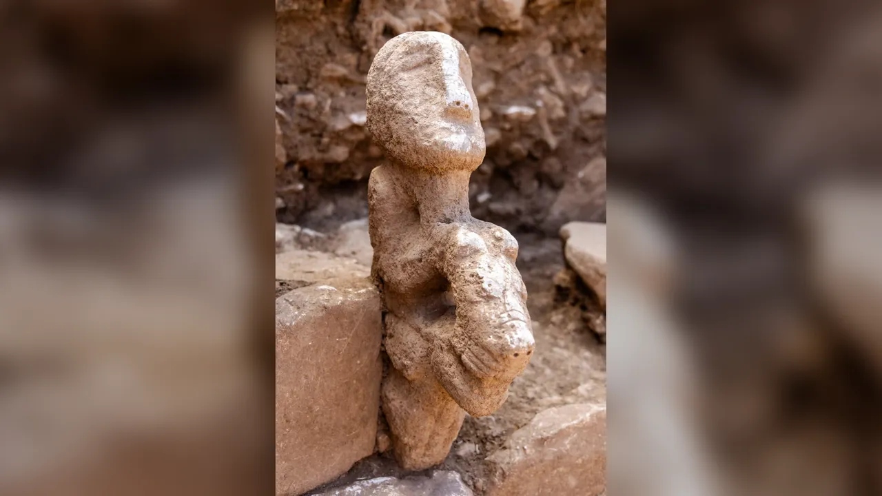 Arheologii turci au descoperit o statuie unică, veche de 11.000 de ani, a unui om călare pe un leopard. Misterul obiectului de la Karahan Tepe