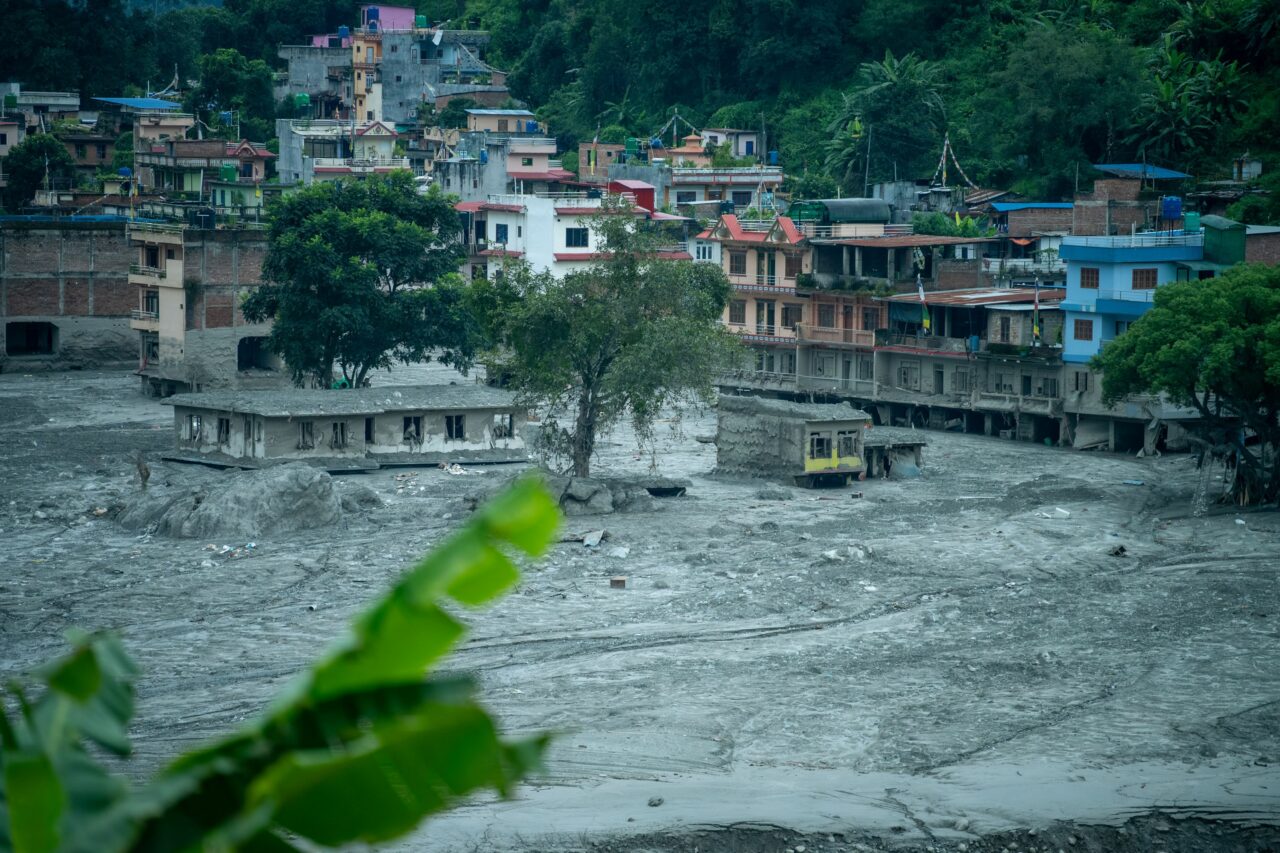 Peste 1.000 de morți în urma inundațiilor devastatoare din Nepal și China. Semnalele ce indicau dezastrul iminent ar fi fost ignorate