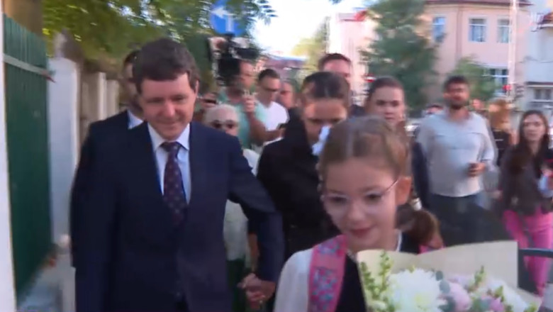 Nicușor Dan și Mirabela Grădinaru și-au dus fetița la școală, în prima zi din noul an școlar. Nu au făcut declarații