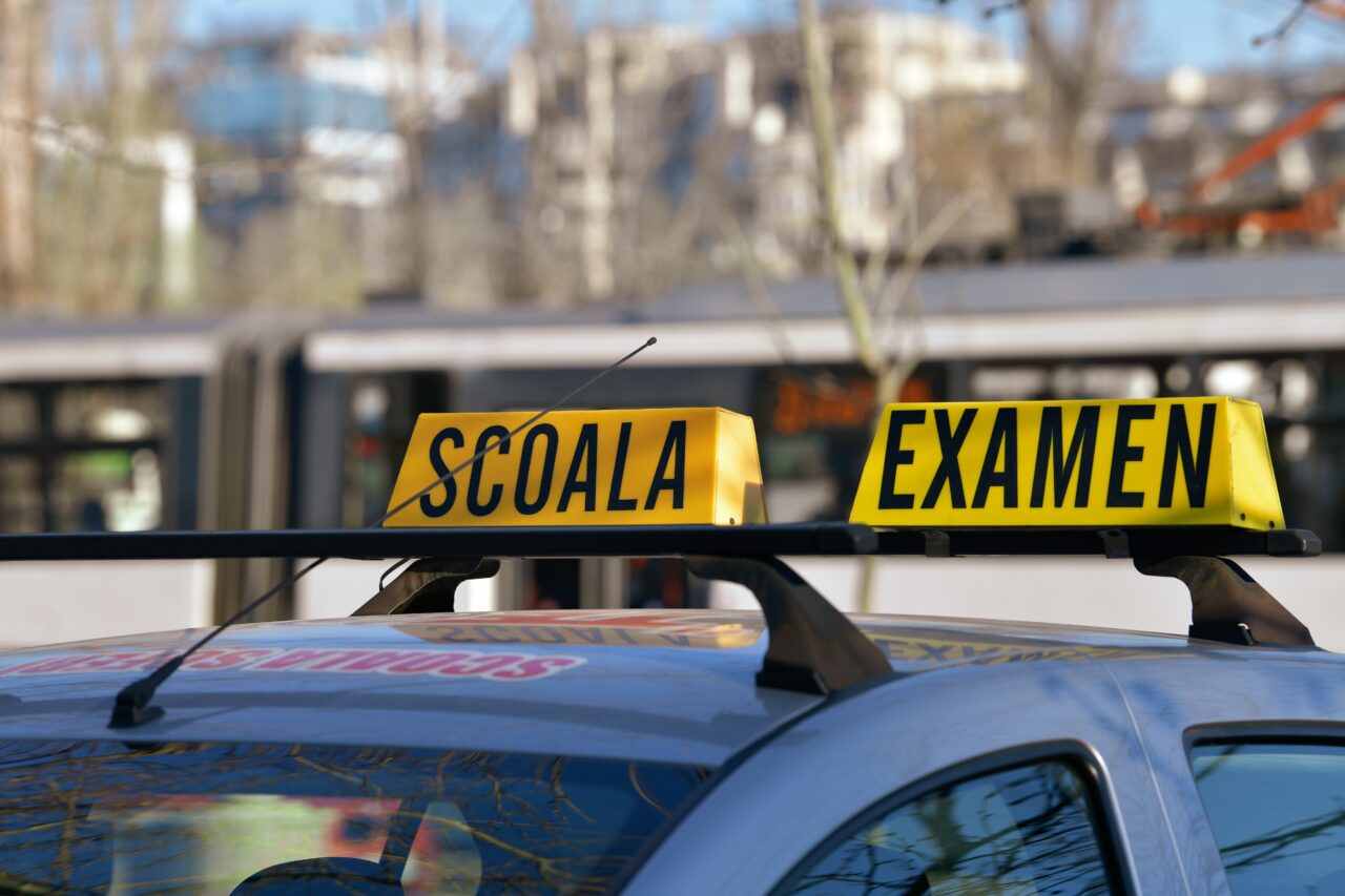 Noi reguli pentru candidații la examenul auto. Vor fi 4 manevre obligatorii pentru obținerea permisului de conducere. De când intră în vigoare legea