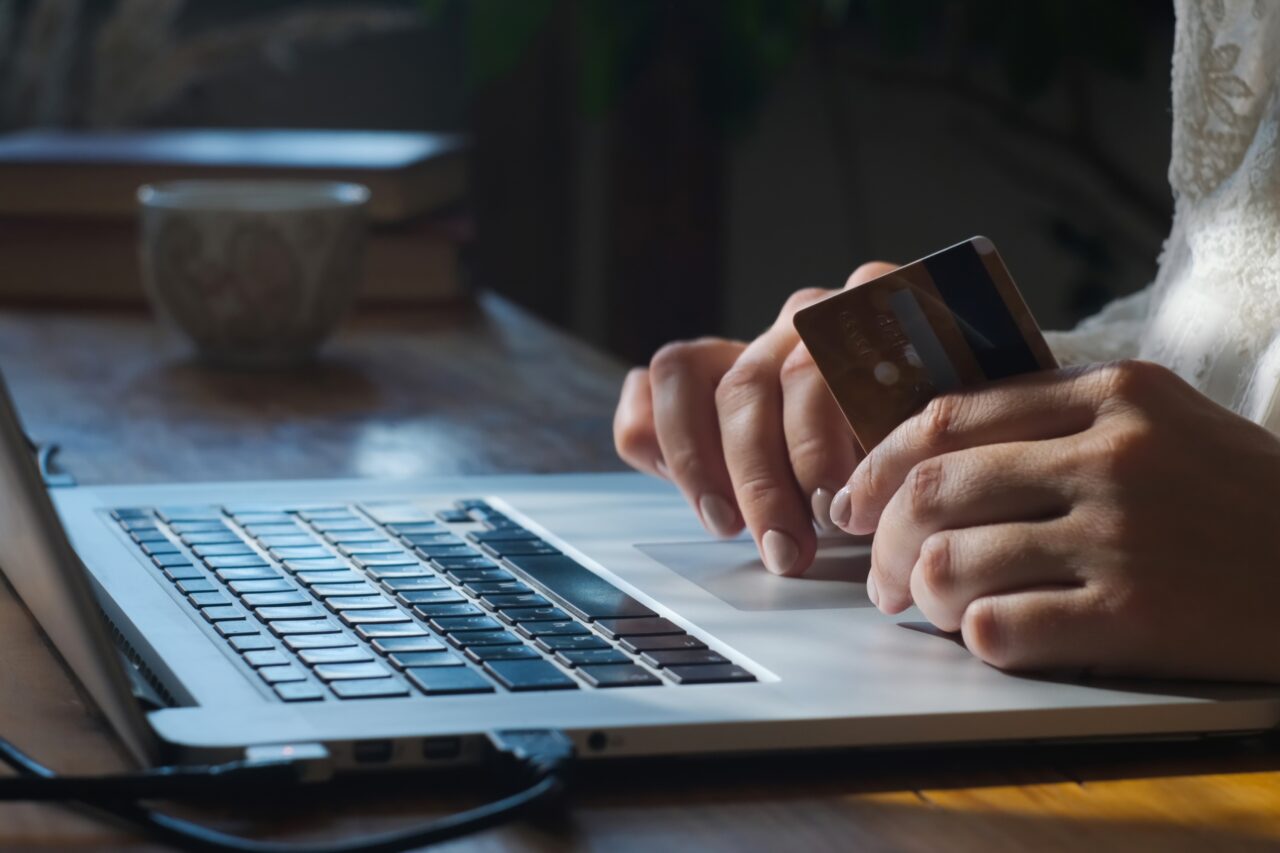 O ieșeancă s-a trezit datoare la bancă pentru un credit pe care nu l-a făcut. Unde au ajuns banii