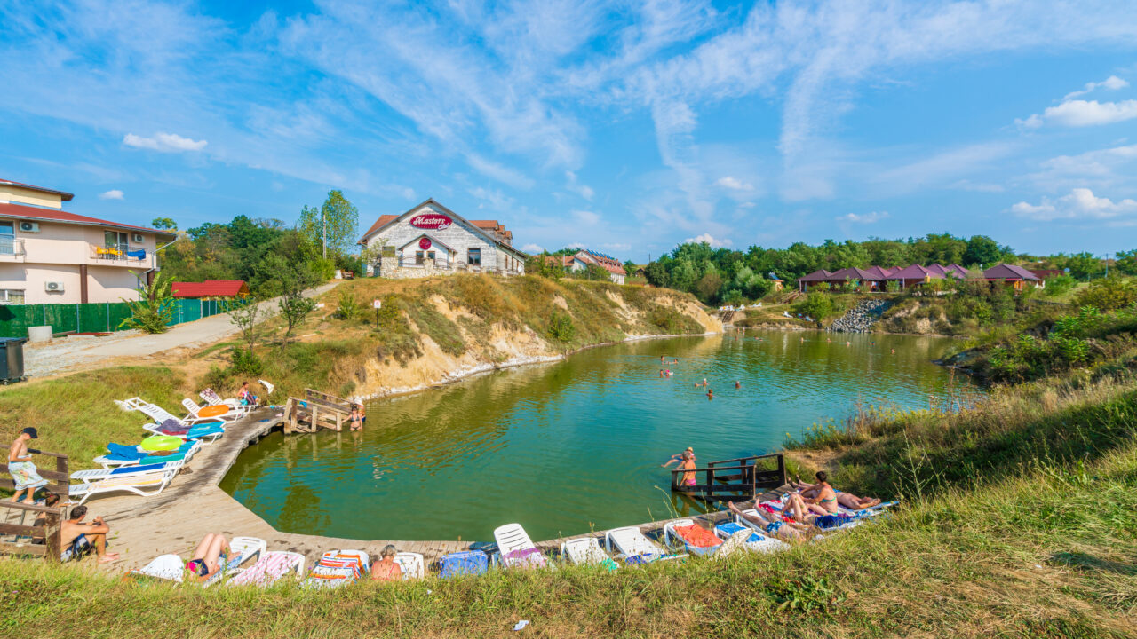 Ocna Sibiului a atras aproape 143.000 de turiști în această vară. Cât costă biletul pentru intrarea la lacurile naturale, în septembrie