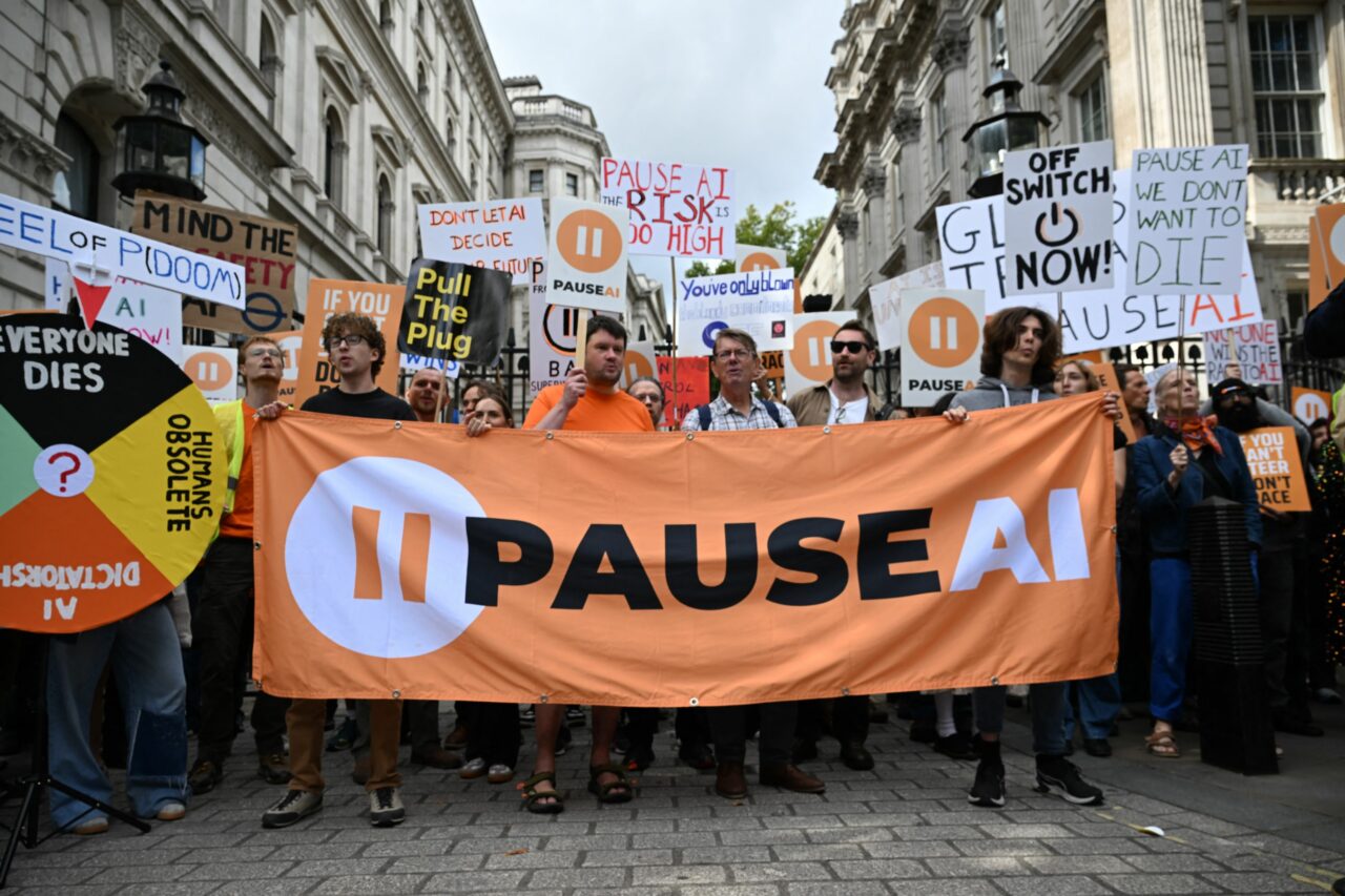 Anthropic avertizează că inteligența artificială poate recurge la „șantaj” și „manipulare”