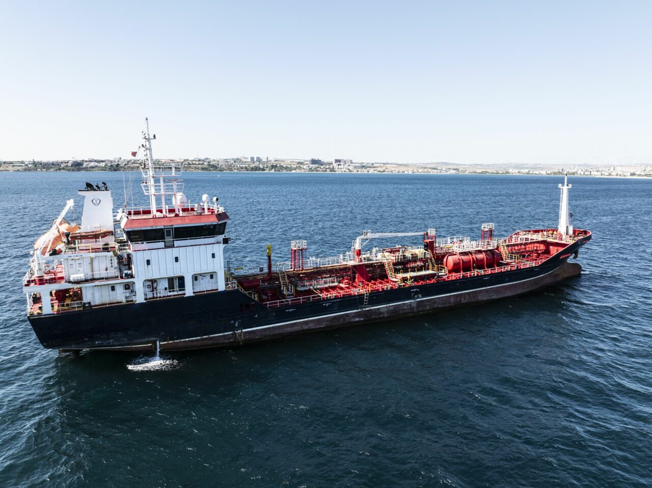 Companiile de consultanță energetică atrag atenția că războaiele din Iran și Ucraina duc la scumpirea transporturilor maritime