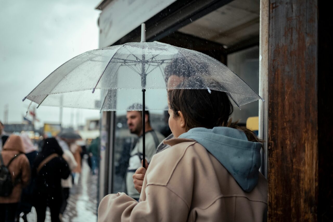 Vremea se schimbă radical. Meteorologii ANM anunță temperaturi cu 10 grade mai mici. Unde lovesc ploile