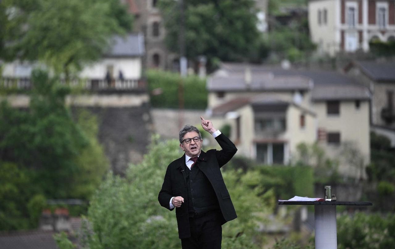 Panică pe străzile dintr-o suburbie a Parisului. Un bărbat a ieșit cu arma în stradă și a amenințat că-i împușcă pe toți cei care votează cu Mélenchon