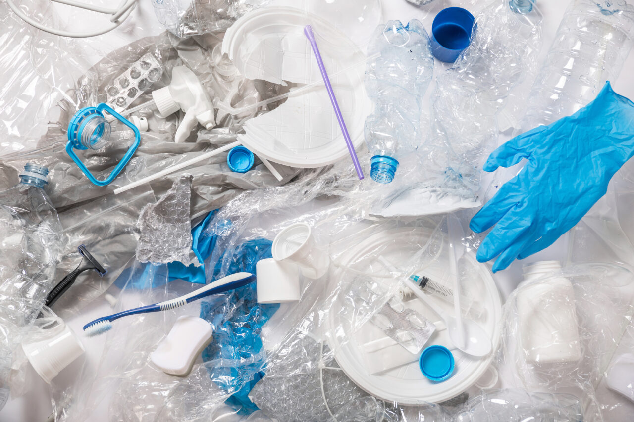 Inovație: Plasticul biodegradabil, transformat în îngrășământ după utilizare