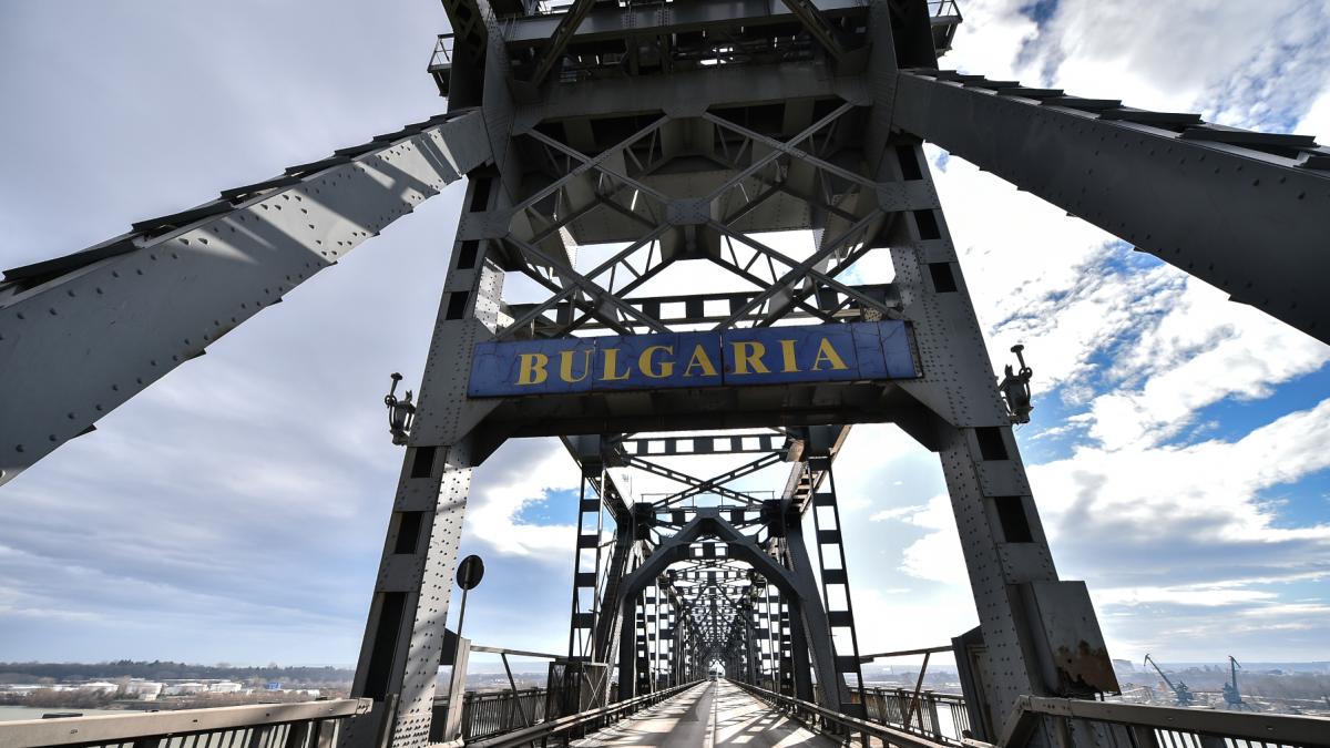 Trenul internațional „România”, blocat pe podul Giurgiu-Ruse din cauza unei defecțiuni tehnice la locomotivă