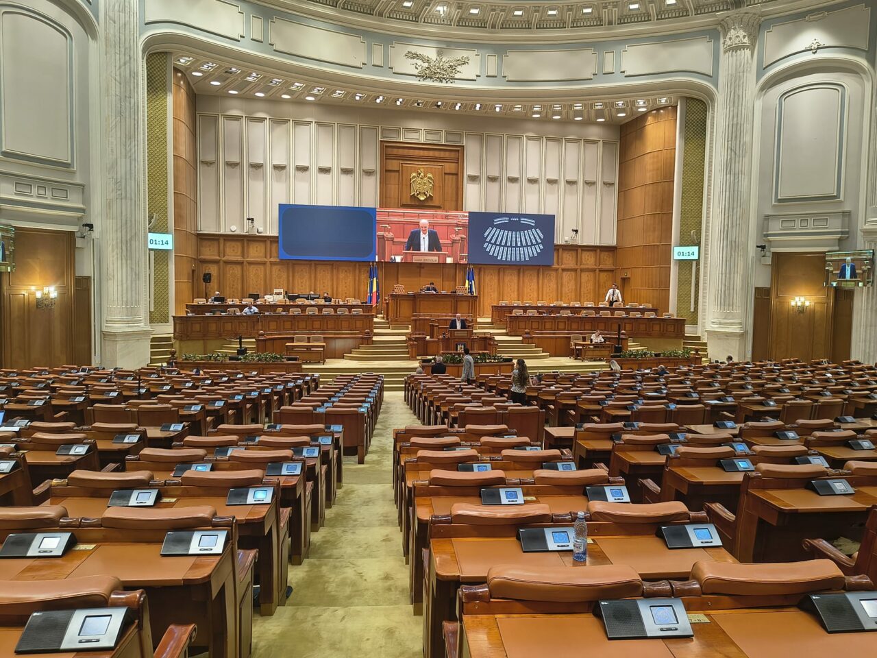 Deputaţii au stabilit că românii care muncesc pe contracte part-time, să plătească CAS şi CASS în acelaşi regim