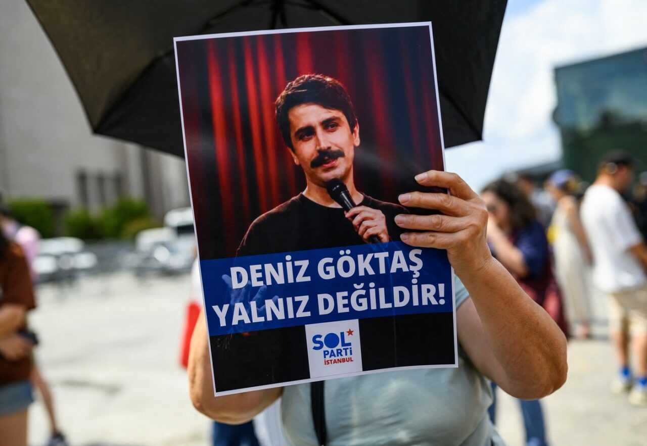 Un comediant din Turcia a fost arestat și dat în judecată pentru „insulte” aduse președintelui Erdogan. Riscă ani buni de închisoare