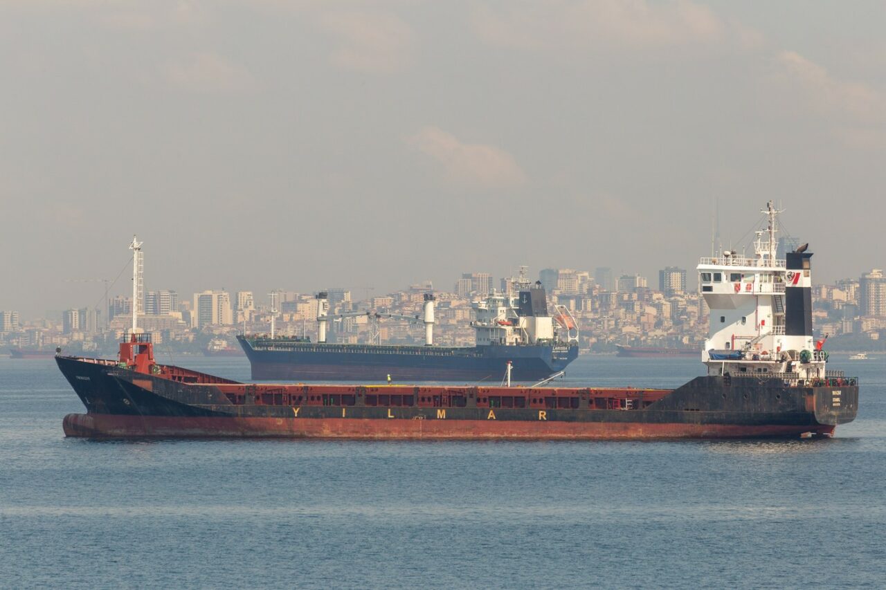 Două nave turcești s-au ciocnit în Marea Marmara. O navă și cei 10 membri ai echipajului, de negăsit după impact