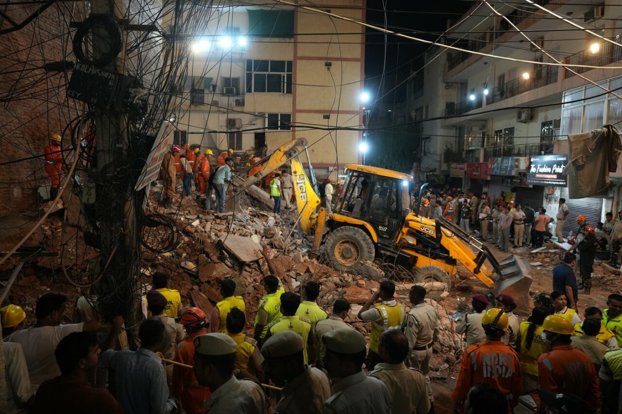 Tragedie în India. O clădire cu cinci etaje s-a prăbușit. Zeci de studenți, blocați sub dărâmături