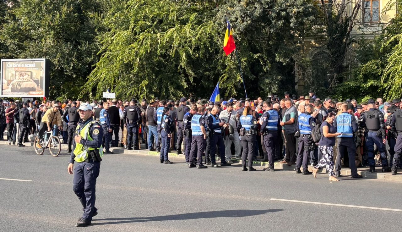 Fermierii protestează în fața Guvernului. Circulația este blocată în Piața Victoriei. Scandal cu jandarmii. “Să plece hoții, să vină patrioții”