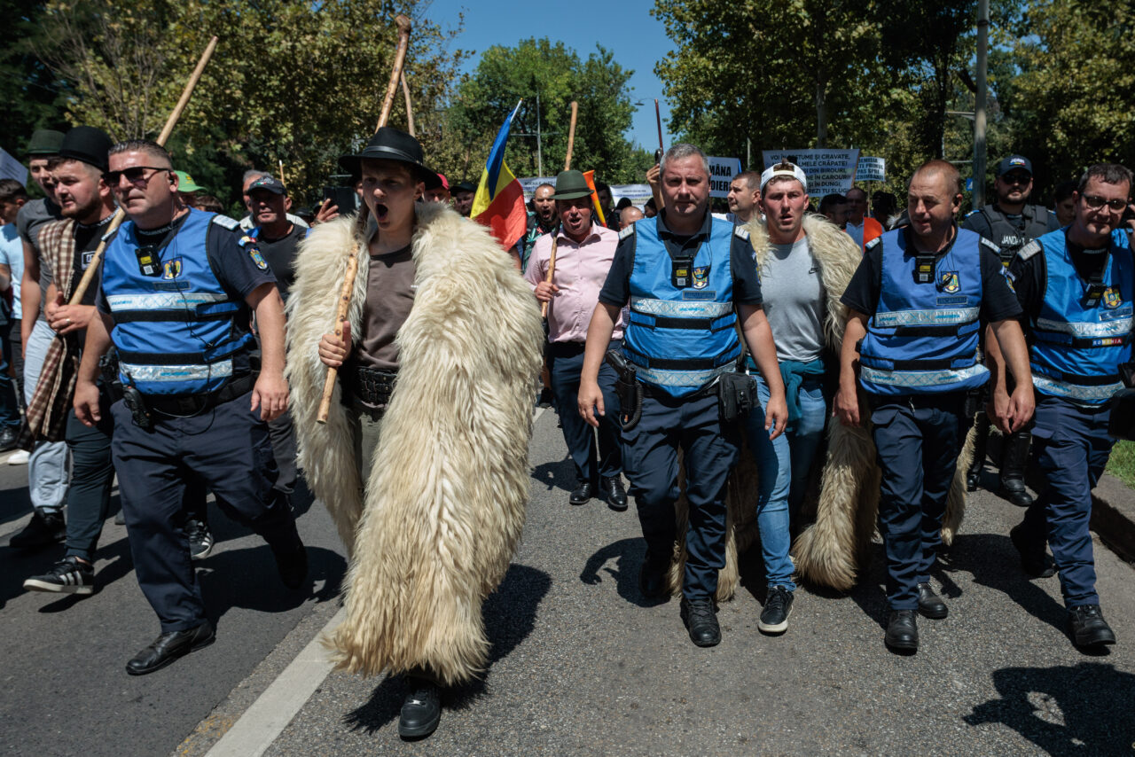 200.000 de fermieri și ciobani sunt așteptați la protestul din Piața Victoriei. „Rugăm jandarmii să nu ne mai gazeze, încă nu s-au vindecat arsurile din iulie”. Autoritățile iau în calcul restricționarea traficului. Ce mai recomandă