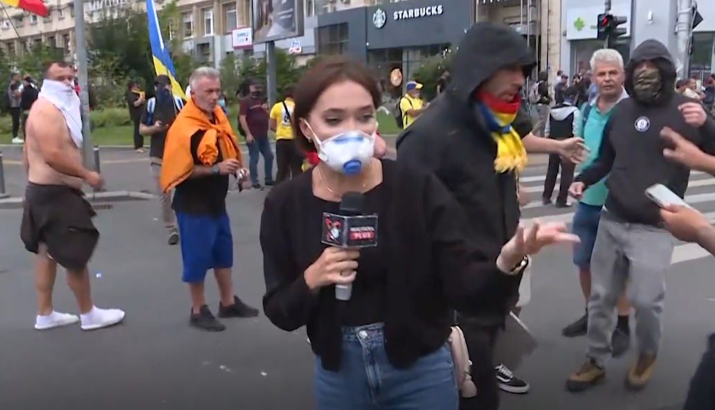VIDEO | Echipa Realitatea TV, agresată la manifestațiile din Piața Victoriei. Protestatari cu fața acoperită au încercat să-i smulgă microfonul din mână reporterului. Ar fi ajuns la spital