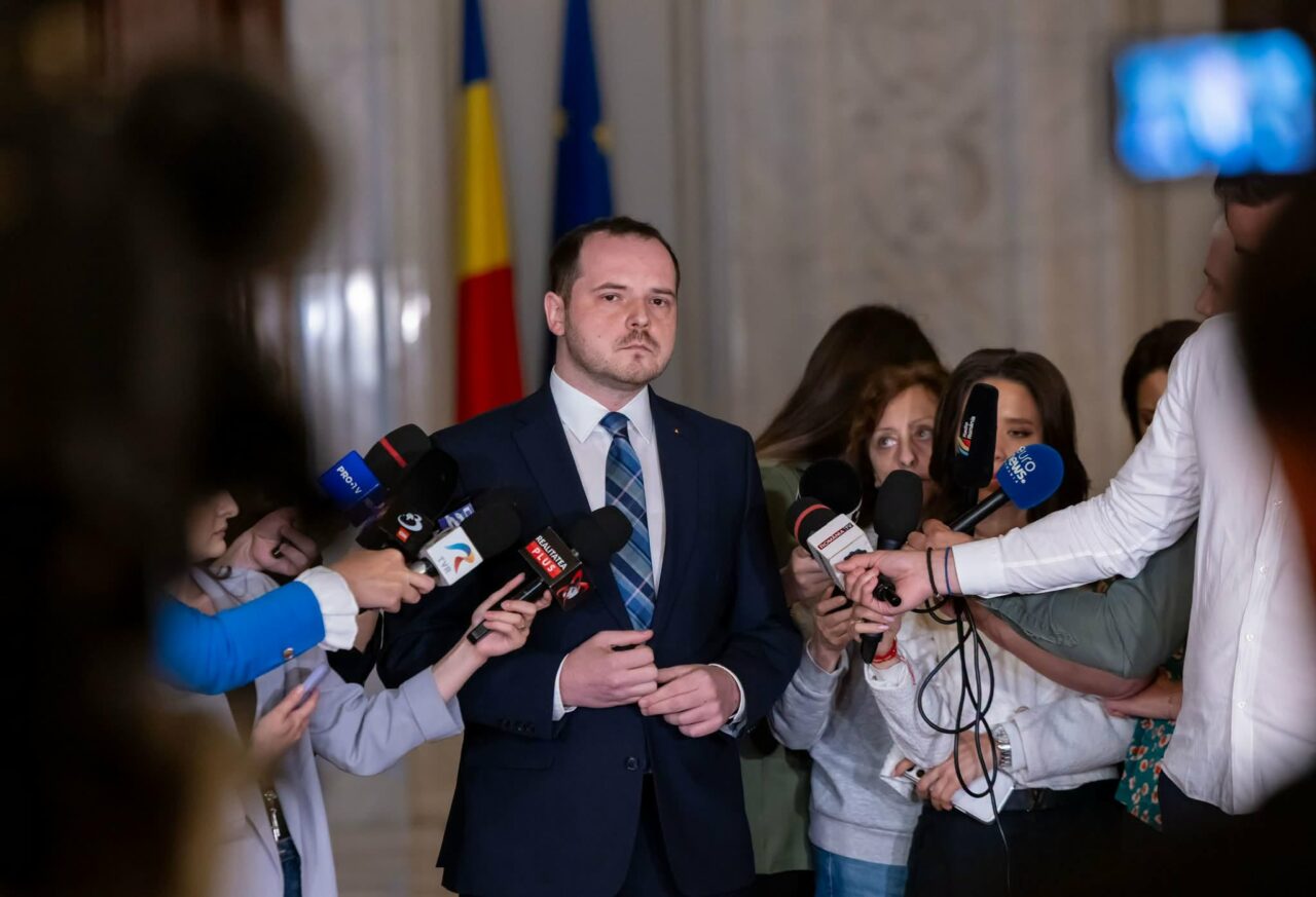Alexandru Rogobete îi cere şefului Casei Naţionale de Sănătate să publice situaţia financiară reală din sistem