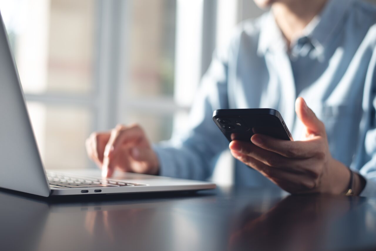 Românii verifică mai puțin informațiile de pe internet decât restul europenilor. Pe ce loc suntem în clasamentul Eurostat
