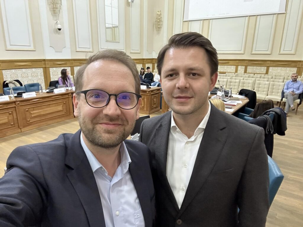 Viceprimarul USR al Timișoarei, despre succesorul lui Dominic Fritz la conducerea municipiului: „Dacă vorbim cu trei lideri din PNL Timiș, auzim cinci opinii”. Anunțul a fost făcut în ziua în care a fost semnat acordul PNL-USR în Parlament