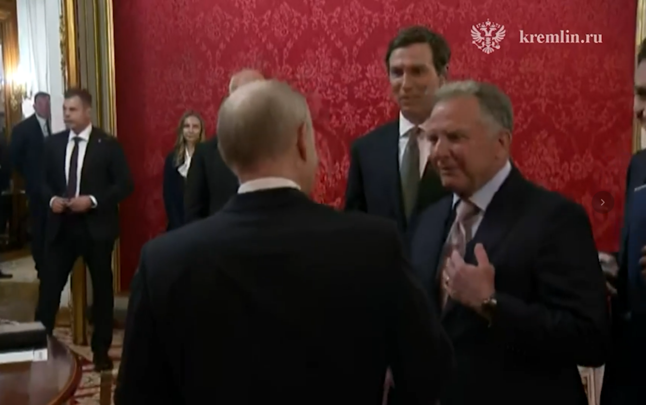 Vladimir Putin i-a întâmpinat pe emisarii lui Trump. Pe fondul unui armistițiu de 3 zile, încep negocieri cruciale pentru un nou plan de pace