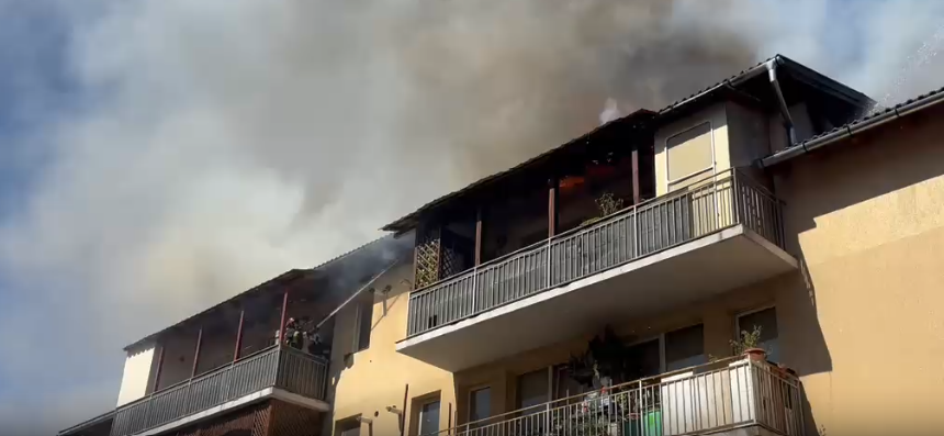 Incendiu în comuna Florești, Cluj-Napoca. Mai multe apartamente au luat foc, în urmă cu puțin timp