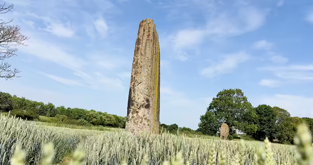 Pietrele misterioase „Devil’s Arrows” au apărut în Anglia în urmă cu 4.000 de ani. Oamenii de știință tocmai au aflat de unde provin