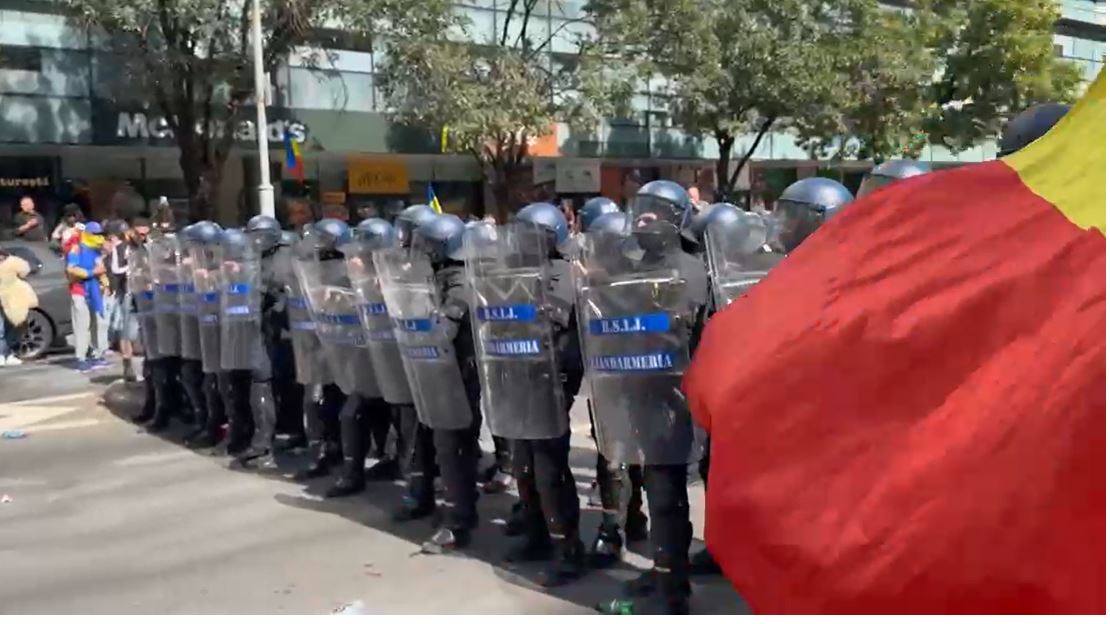 Au venit scutierii în Piața Victoriei, ca pe vremuri, la mineriade. Tensiunea dintre jandarmi și ciobani este tot mai mare
