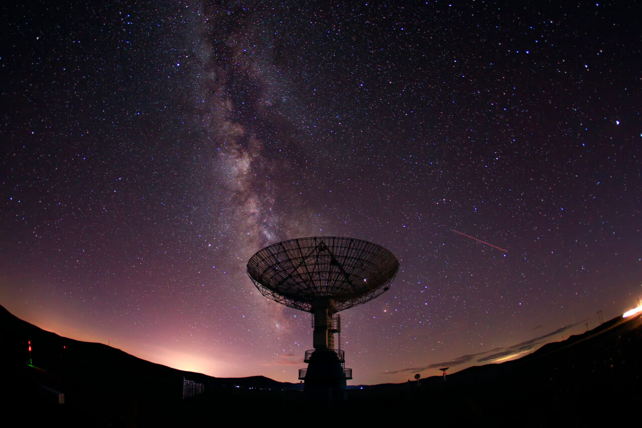 Premieră în astronomie: au fost detectate pentru prima dată semnale radio provenind direct de la o planetă din afara Sistemului Solar