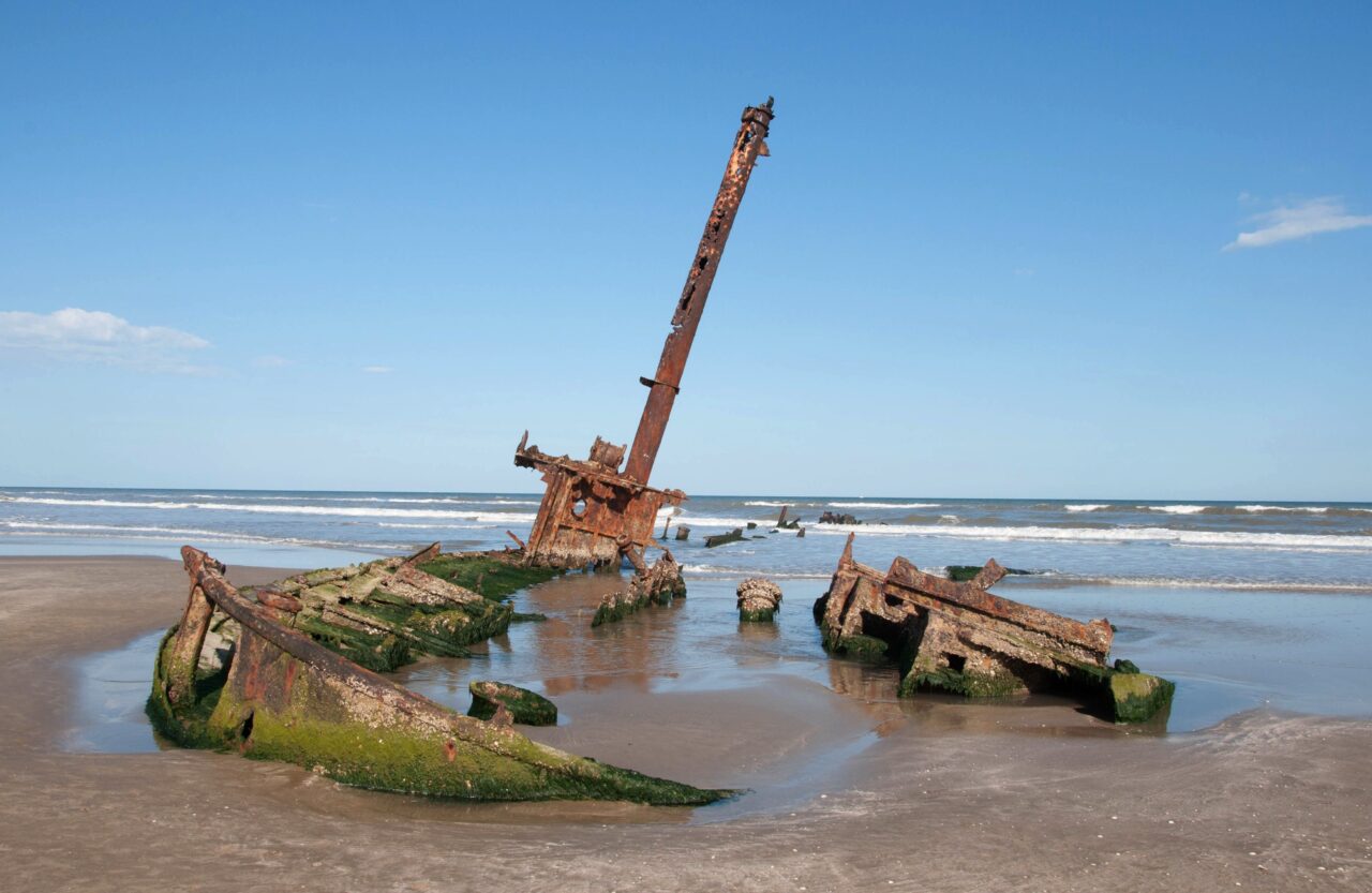 Rămășițele unei nave naufragiate în 1884, scoase la țărm de o furtună în SUA