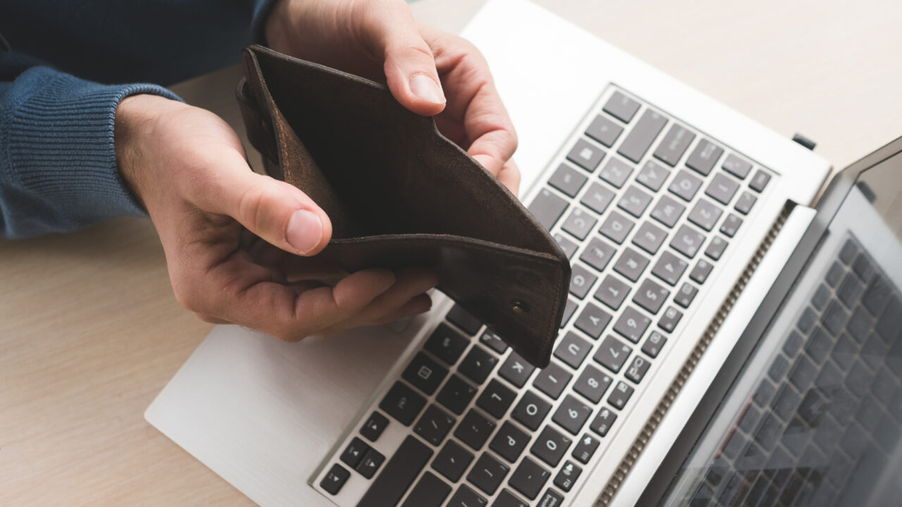 Patru ani de închisoare pentru o escrocherie sentimentală O tânără româncă l-a lăsat pe un văduv de 82 de ani fără aproape 400.000 de euro
