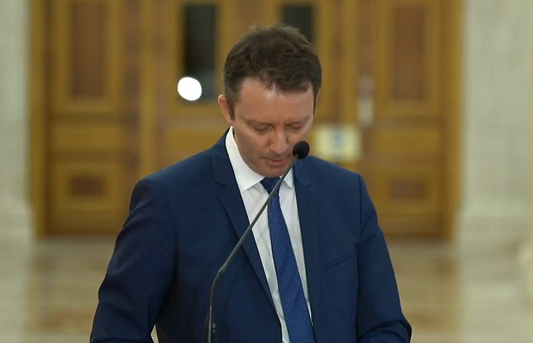 VIDEO | Siegfried Mureșan, prins cu „copiuțe”. Premierul desemnat promite salarii și pensii mai mari, dar nu știe ce valoare au salariul minim și pensia minimă în România. Cum s-a încurcat complet la rata inflației