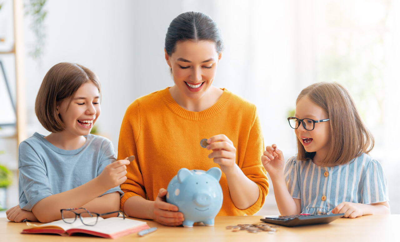 Educație, locuință sau primul business? Cum pot părinții să pregătească financiar viitorul copiilor