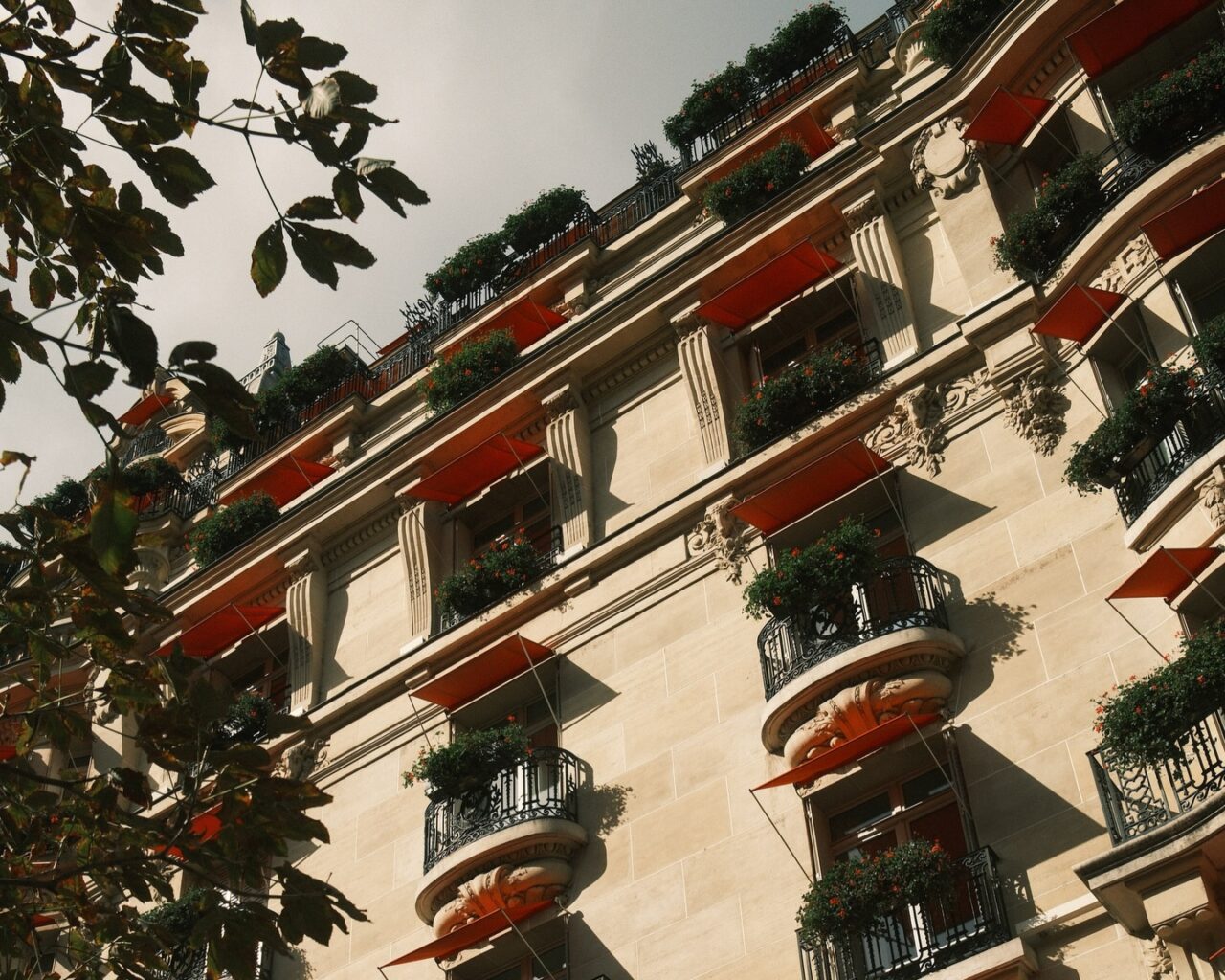 Jaf de un milion de euro la Paris: doi bărbați s-au cățărat pe fațada hotelului Plaza Athénée și au spart un apartament. Cu ce obiecte de valoare au reușit să fugă