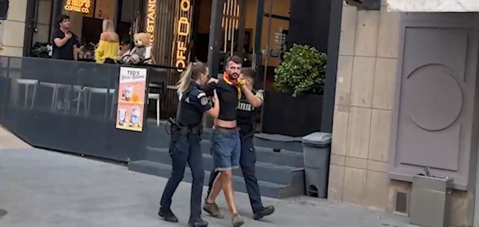 „Țestoasele” au dat iar cu gaze când mai multe persoane au sărit în apărarea a doi protestatari încătușați. Continuă violențele în Piața Victoriei