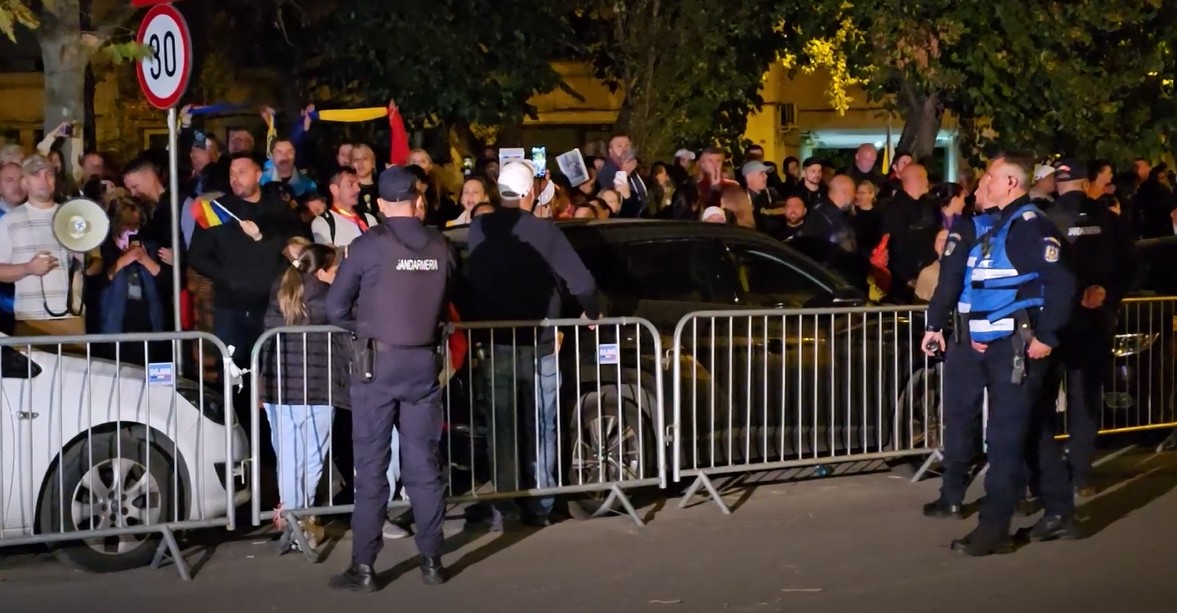 Peste 200 de susținători ai lui Călin Georgescu încă scandează în fața arestului central „Arestați-ne pe toți!” Ce mesaje continuă să se audă din mulțime