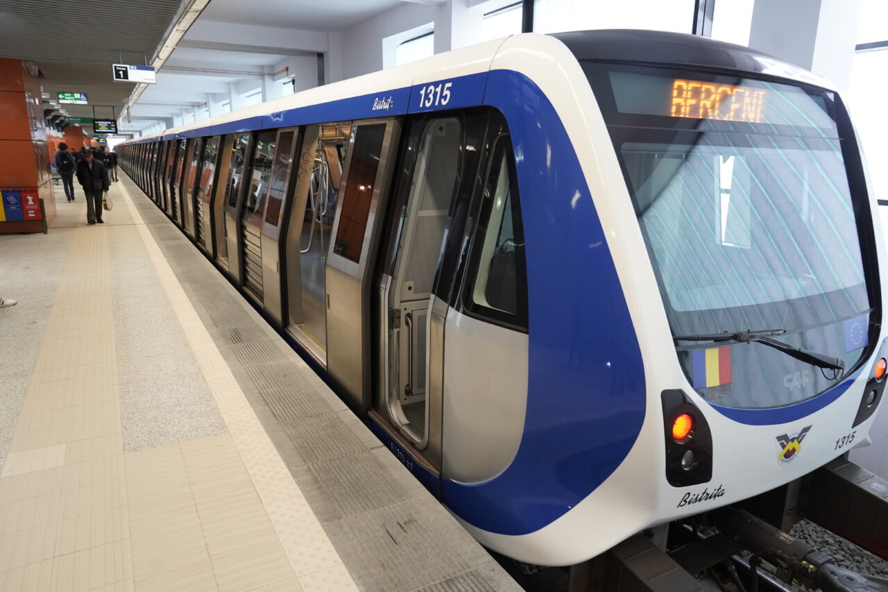 Vin dimineți grele la metrou? Cum s-a decis intrarea a 7 garnituri de pe M2 în revizie acum, când a început școala, iar Capitala e plină de șantiere