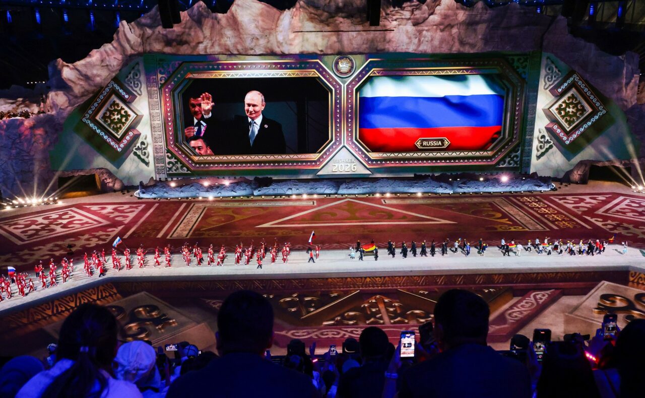 Jocurile Mondiale ale Nomazilor: Sportivii din Ucraina și Rusia au defilat pe același stadion din Bișkek, în fața lui Vladimir Putin. Reacția președintelui rus