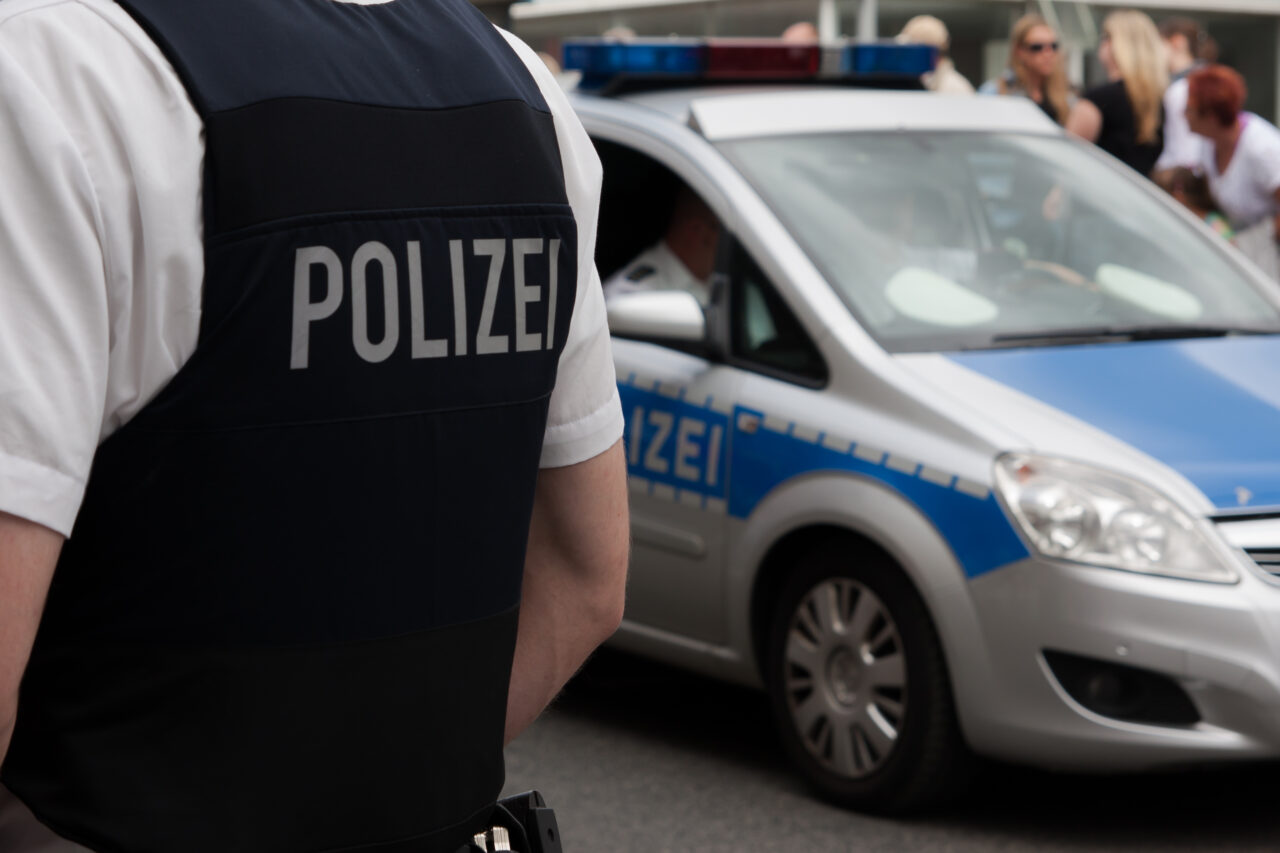 Un muncitor român a fost găsit mort într-o parcare din Germania. Trupul i-a fost abandonat, după ce o femeie l-ar fi „plimbat” 100 km cu mașina