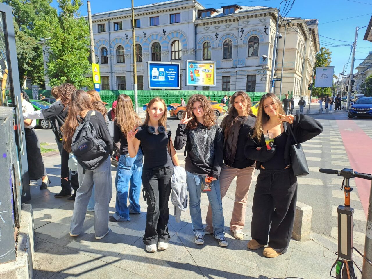 Elevii celui mai bun liceu din România s-au îmbrăcat în negru, în semn de protest față de uniformele obligatorii: „Nu putem să luăm din dreptul la exprimare al adolescenților” / „Școala este gratuită. De ce să plătim pentru uniforme?”