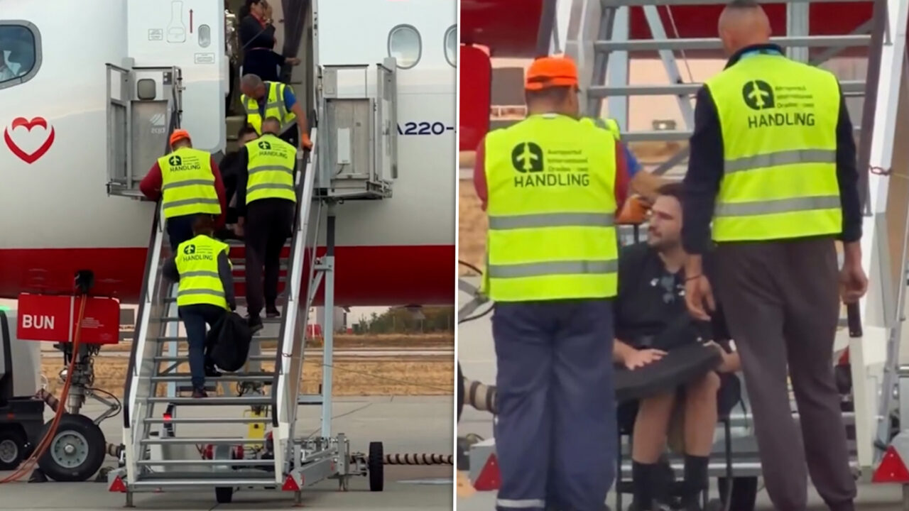 Pasager în scaun rulant, urcat pe brațe într-un avion la Oradea. Imaginile au stârnit revoltă: ”În ce secol suntem?”