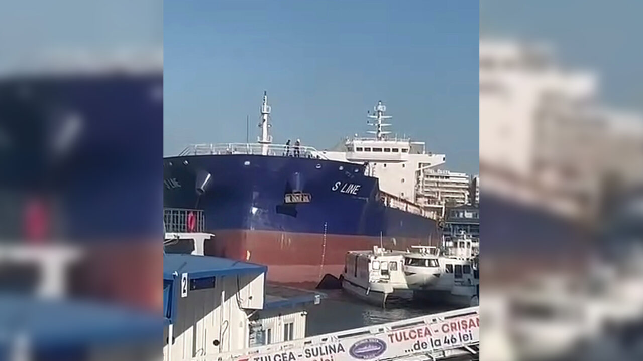 Nava S Line care a lovit pontoanele din Tulcea, blocată în port de Tribunal