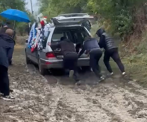 Cu mortul, prin noroi, spre cimitir, într-un sat din Vaslui. Cum răspunde primarul despre drumurile de pământ din localitate