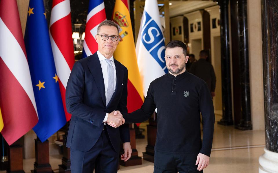 Președintele Finlandei îi cere lui Elon Musk să extindă Starlink în Rusia pentru ca Ucraina să poată lovi lansatoarele de rachete