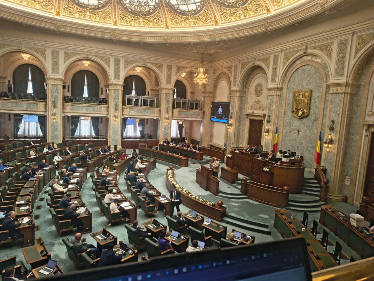 Prima zi de şcoală pentru elevi este şi prima zi liberă pentru parlamentari, în noua sesiune