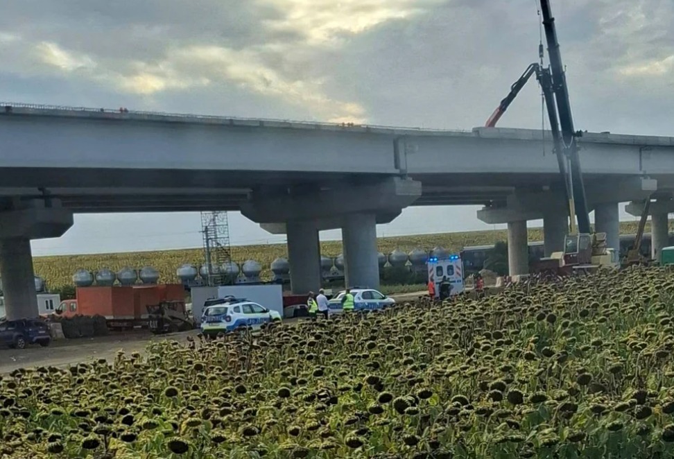 Un muncitor a murit după ce a căzut de la 10 metri, de pe un pod în construcție. Tragedie pe șantierul Autostrăzii A7